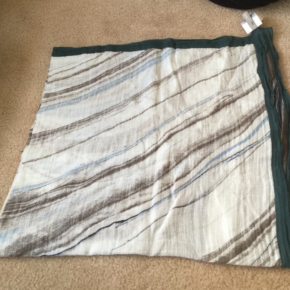Gap square scarf